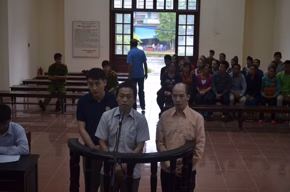 Bị cáo Ly A Thếnh (mặc áo vàng) cùng đồng bọn đứng trước vành móng ngựa