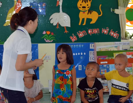 Tăng cường giao tiếp giữa giáo viên và học sinh giúp các bé tự tin hơn