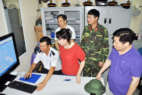 Đồng chí Vũ Thị Thu Thủy, Phó Chủ tịch UBND tỉnh kiểm tra công tác đảm bảo an toàn cho du khách, tàu du lịch trên Vịnh Hạ Long.