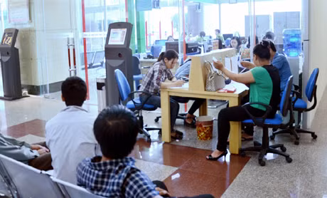Người dân đến nộp hồ sơ tại Trung tâm Hành chính công tỉnh.