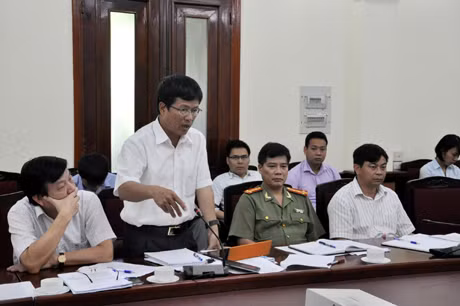 Lãnh đạo Sở Xây dựng phát biểu tại cuộc họp.