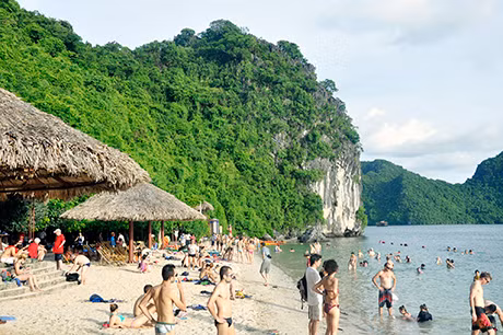 Khách du lịch tắm biển tại Bãi tắm Soi Sim, trên Vịnh Hạ Long.