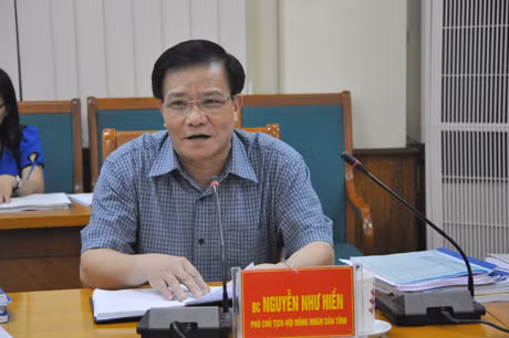Đồng chí Nguyễn Như Hiền, Phó Chủ tịch HĐND tỉnh, Phó Chủ tịch đề án phát biểu tại cuộc họp.