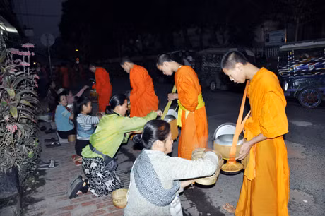 Đến Luang Prabang, một điều đặc biệt ấn tượng với du khách, đó là hình ảnh các nhà sư đi khất thực vào mỗi sáng sớm hàng ngày. Nghi lễ khất thực ở đây rất được người dân địa phương coi trọng. Người ta quỳ trước cửa nhà hay đường phố một cách kính cẩn và kiên trì để dâng thức ăn cho các nhà sư.