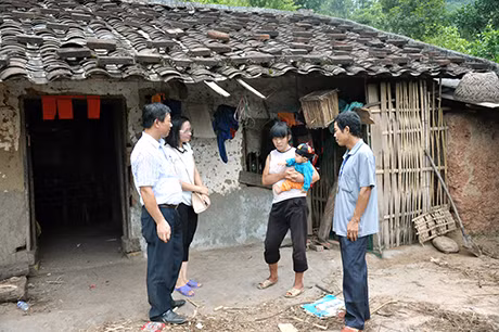 Đồng chí Hoàng Chí Dũng, Phó Tổng Biên tập Báo Quảng Ninh (ngoài cùng, bên trái) đến thăm, tìm hiểu điều kiện sinh hoạt, sản xuất của gia đình bà Chìu Nhì Múi.