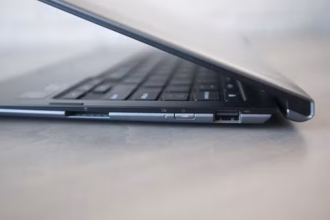 Cạnh phải của Lenovo N20p Chromebook có khe cắm thẻ nhớ SD và cổng USB2.0, nút nguồn và đèn báo pin. Ngoài ra, máy cũng có webcam 720p trên màn hình và ổ SSD dung lượng 16GB.