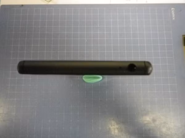 Trong khi đỉnh máy sở hữu jack cắm tai nghe 3,5mm cũng như micro chống ồn, micro thu âm.
