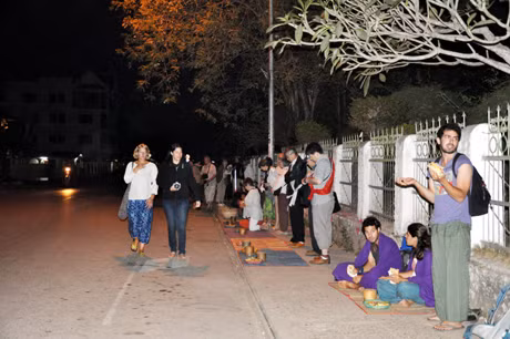 Không chỉ có dân bản địa, nhiều du khách từ phương xa, các quốc gia khác đi du lịch đến đây cũng tò mò, háo hức tham gia trải nghiệm nghi lễ khất thực. Họ được người dân địa phương hướng dẫn làm sao cho phải phép khi dâng đồ cúng dường...