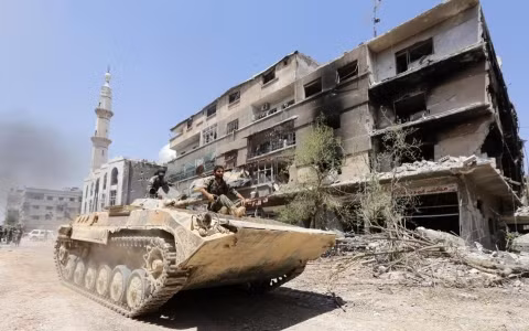 Xe tăng quân đội Syria xuất hiện ở ngoại ô thủ đô Damacus (Ảnh AFP)