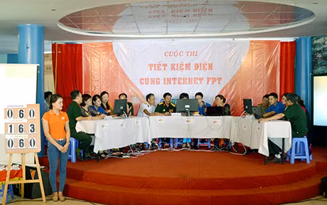 Đội chơi của các phường: Bạch Đằng, Trần Hưng Đạo và Hồng Gai (TP Hạ Long) tham gia chương trình “Tiết kiệm điện cùng internet FPT” do Điện lực Quảng Ninh tổ chức vào tháng 5-2014.