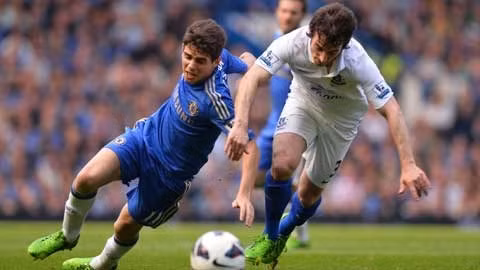 Chelsea (trái) khó khuất phục được một Everton ương bướng