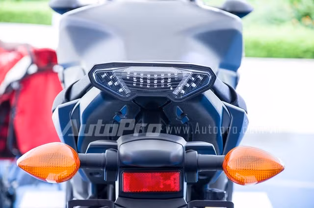 Đuôi xe MT-09 thiết kế gọn, thuôn và bắt mắt hơn so với FZ8. Đèn báo phanh sử dụng hệ thống LED và ốp đèn trong suốt.