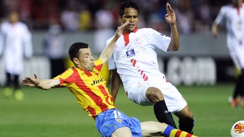 Sevilla (áo sáng) chưa từng thua trong 14 trận gần đây tiếp Valencia 