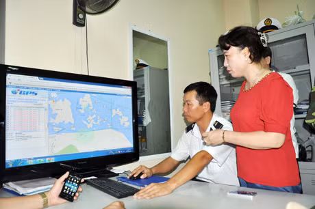 Đồng chí Vũ Thị Thu Thủy theo dõi vị trí các tàu thông qua hệ thống định vị GPS. 