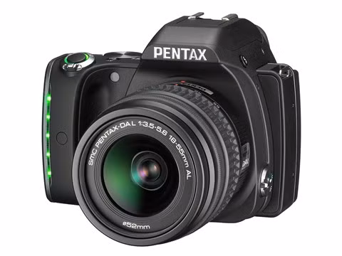 Pentax K-S1 với dải đèn LED ở báng cầm.