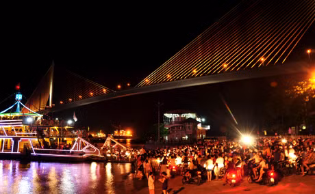 Bến phà Bãi Cháy đông 
