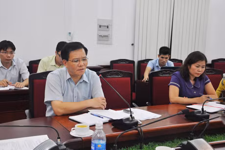 Đồng chí Nguyễn Như Hiền, Phó Chủ tịch Thường trực HĐND tỉnh phát biểu ý kiến tại hội nghị.