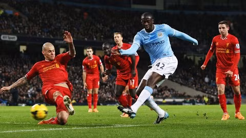 Rất khó để Liverpool (áo đỏ) ngăn được Man City giành chiến thắng ở Etihad