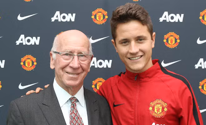 Herrera (phải) bên cạnh thần tượng Charlton