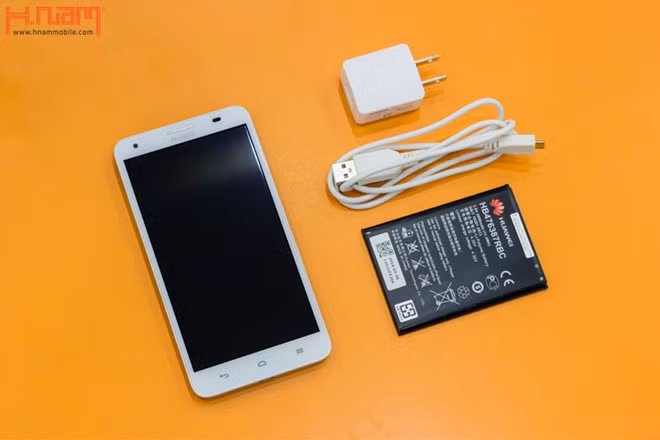 Bên trong là cáp sạc, cục sạc, tai nghe, sách hướng dẫn kèm theo máy. Phụ kiện được bao bọc trong túi nilon.
