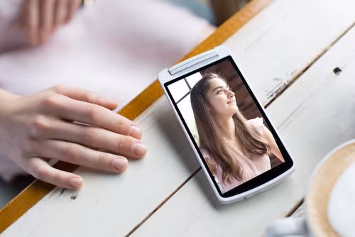 Sản phẩm có thiết kế gọn gàng với camera xoay 13 megapixel.