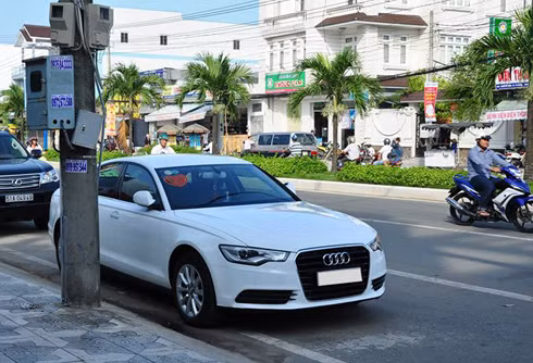 Xe sang Audi A6 giá tầm 2 tỷ đồng.