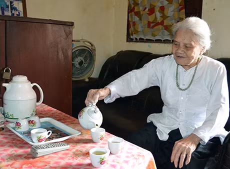 Mẹ Việt Nam Anh hùng Nguyễn Thị Đắc (phường Cao Xanh, TP Hạ Long) phấn khởi trong ngôi nhà mới được sửa chữa do Công ty CP Than Hà Tu hỗ trợ.