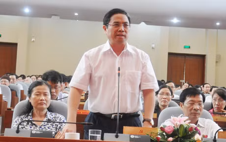 Đồng chí Phạm Minh Chính, Ủy viên TW Đảng, Bí thư Tỉnh ủy phát biểu tại phiên chất vấn.