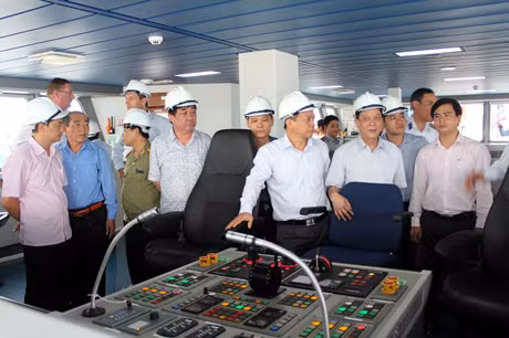 CÁc đại biểu tham quan tàu KN- 782