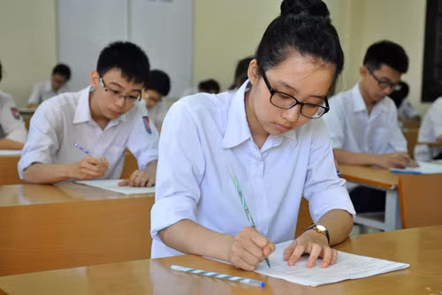 Học sinh làm bài trong kỳ thi tốt nghiệp Tốt nghiệp THPT tai Hà Nội năm 2014. Ảnh: Quý Đoàn.