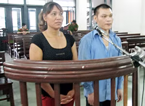 Cặp vợ chồng “hờ” Minh và Chinh tại phiên toà xét xử sơ thẩm. 