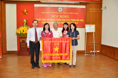 Đồng chí Vũ Thị Thu Thủy, Phó Chủ tịch UBND tỉnh trao cờ thi đua cho Hội CTĐ tỉnh.