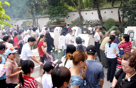  Trên phần mộ của 10 anh hùng liệt sĩ “mãi mãi tuổi 20” luôn ngát khói hương và những bông cúc trắng của các đoàn khách từ mọi miền đất nước đến viếng để tỏ lòng thành kính, tri ân…