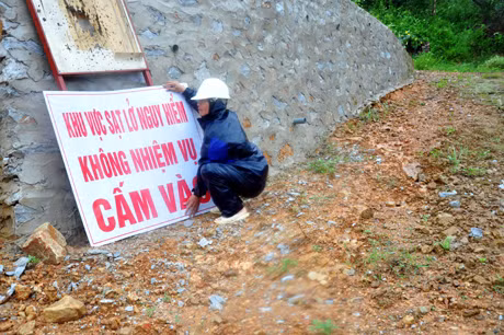 UBND phường cắm biển thông báo nguy hiểm tại khu vực này.