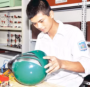 Nguyễn Tiến Sơn say sưa giới thiệu chiếc MBH thông minh.