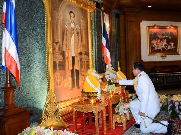 Tư lệnh Lục quân Prayuth quỳ trước bức ảnh nhà Vua Thái Lan Bhumibol Adulyadej. (Nguồn: EPA)