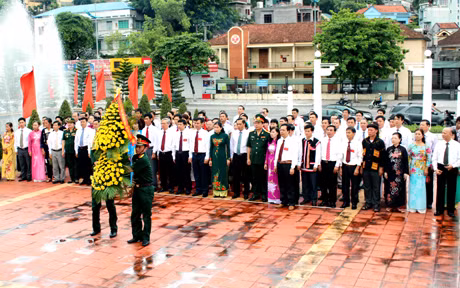 Các đại biểu đặt vòng hoa, dâng hương tưởng niệm các Anh hung liệt sỹ tại Đài Tưởng niệm các anh hung liệt sỹ TP Hạ Long