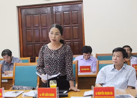 Đông chí Vũ Liên Oanh, Giám đốc Sở Giáo dục và Đào tạo báo cáo về công tác thực hiện rà soát tinh giản bộ máy, biên chế đối với ngành giáo dục.