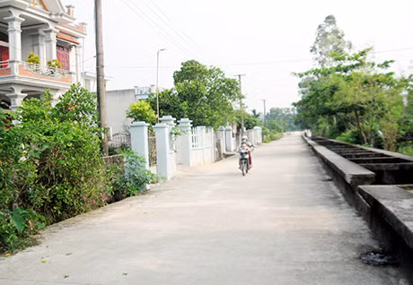 Tuyến đường liên thôn xã Hải Đông (TP Móng Cái) được bê tông hoá, tạo thuận lợi cho người dân đi lại. Ảnh: Bá Khang