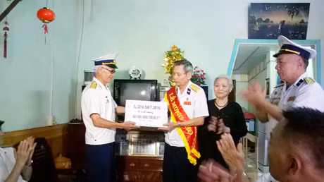 Ban Liên lạc Cựu chiến binh Hải quân TP Cẩm Phả tặng quà và chúc thọ thương binh Trịnh Xuân Đối (phường Cẩm Tây).