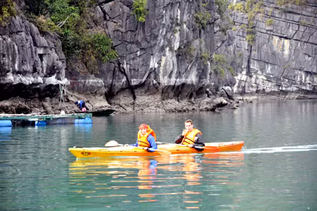 Chèo thuyền Kayak tham quan Vịnh Hạ Long nếu được kết hợp với du lịch mạo hiểm thì sẽ thú vị, hấp dẫn hơn nhiều.