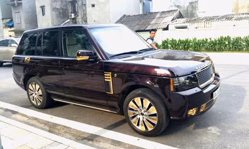 Tính độc đáo của mẫu SUV hạng sang còn được nâng lên khi chủ nhân quyết định mạ vàng nhiều chi tiết trên xe.