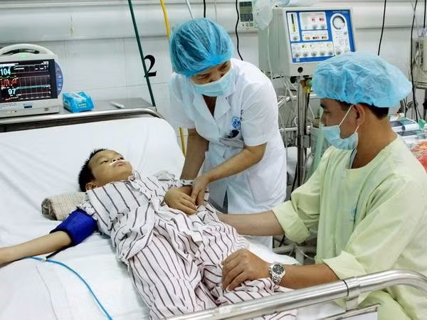 Điều trị cho bệnh nhi ở Bệnh viện Nhi Trung ương. (Ảnh: Dương Ngọc/TTXVN)