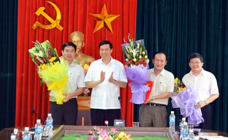 Đồng chí Nguyễn Đức Long, Phó Bí thư Tỉnh ủy, Chủ tịch HĐND tỉnh trao quyết định cho các đồng chí: Nguyễn Hoài Sơn và Trần Việt Dũng.