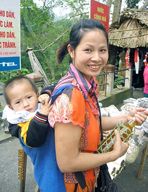 Chụp vào buổi trưa ngày 8-5-2014, tại cửa chợ Đông phường Yên Hải thị xã Quảng Yên. Mẹ con cô gái dân tộc Tày ở Bình Liêu về chợ Đông - Quảng Yên bán mật ong và thuốc.