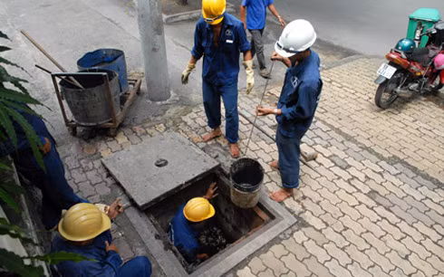Công nhân thoát nước đô thị (Ảnh minh họa: KT)