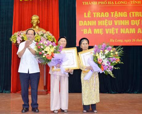 Đại diện lãnh đạo TP Hạ Long trao tặng danh hiệu "Bà mẹ Việt Nam Anh hùng" cho hai mẹ Đỗ Thị Thiếp (phường Hà Tu) và mẹ Nguyễn Thị Phúc (phường Hà Khẩu). 