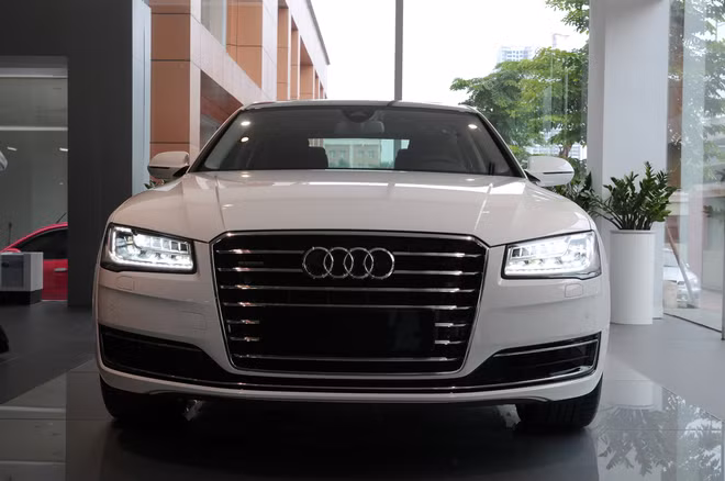 Audi A8L sở hữu lưới tản nhiệt khung đơn kích thước lớn liền mạch với cản trước. Ẩn dưới nắp ca-pô là khối động cơ 4 lít V8 TFSI công suất 435 mã lực ở vòng tua máy từ 5.100 - 6.000 vòng/phút và mô-men xoắn 600 Nm từ 1.500 đến 5.000 vòng/phút.