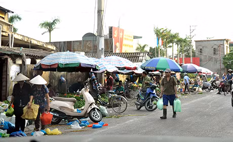 (Ảnh chụp hồi 7 giờ ngày 25-7-2014, tại QL 18A, đoạn phường Quang Hanh, TP Cẩm Phả)