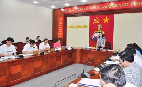 Đồng chí Đỗ Thị Hoàng phát biểu tại buổi làm việc.